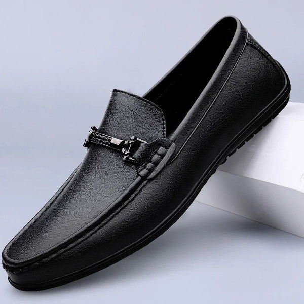Mocasines de cuero con hebilla metálica