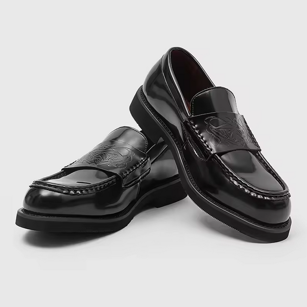 Mocasín de cuero clásico con detalle grabado