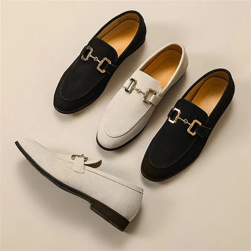 Lucas · Mocasines de ante con hebilla dorada