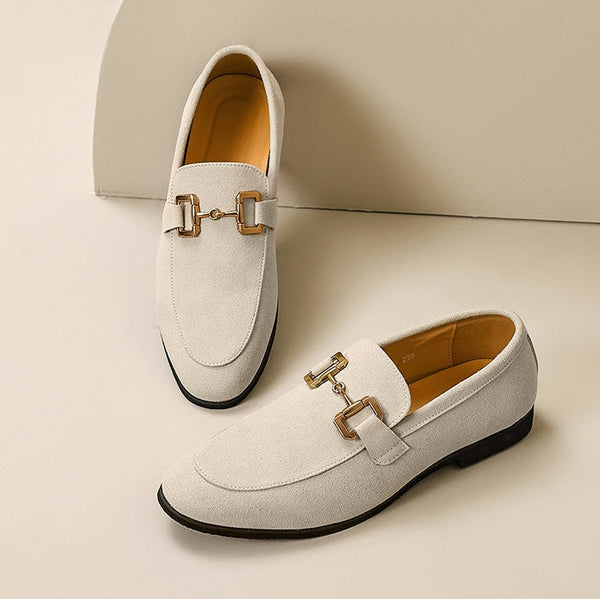 Mocasines de ante con hebilla dorada