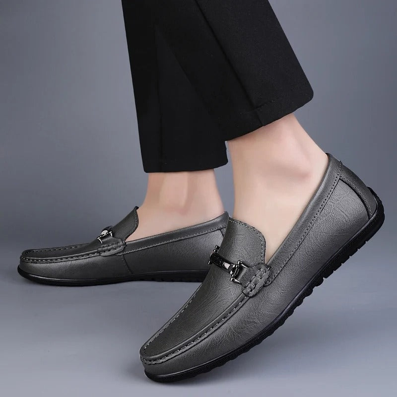Andrés · Mocasines de cuero con hebilla metálica