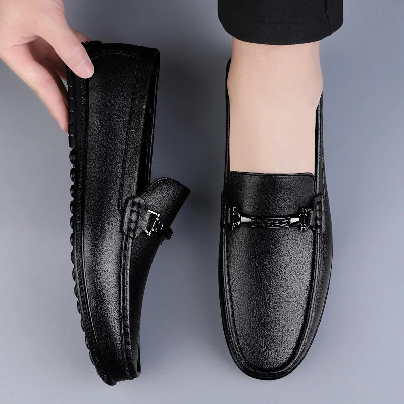 Andrés · Mocasines de cuero con hebilla metálica