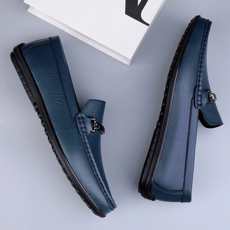 Andrés · Mocasines de cuero con hebilla metálica