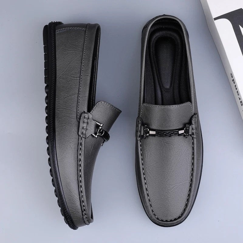 Andrés · Mocasines de cuero con hebilla metálica
