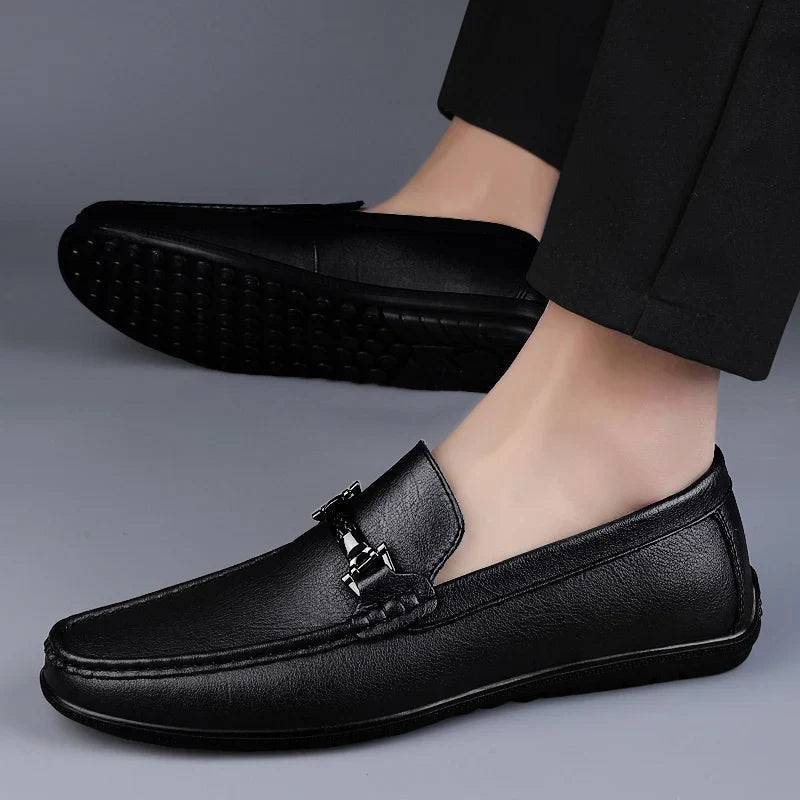 Andrés · Mocasines de cuero con hebilla metálica