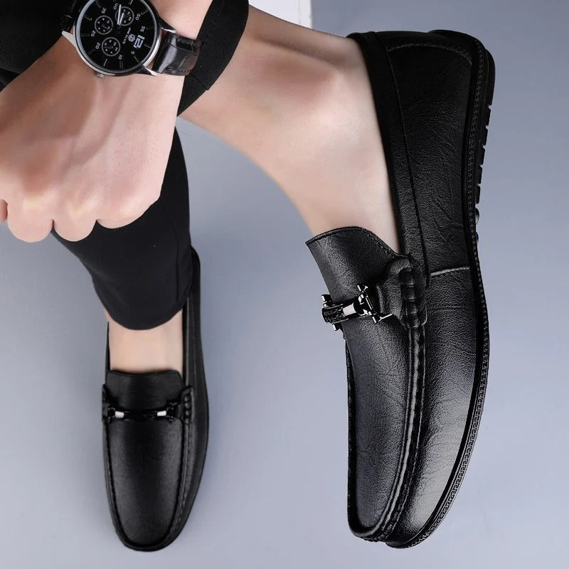 Andrés · Mocasines de cuero con hebilla metálica