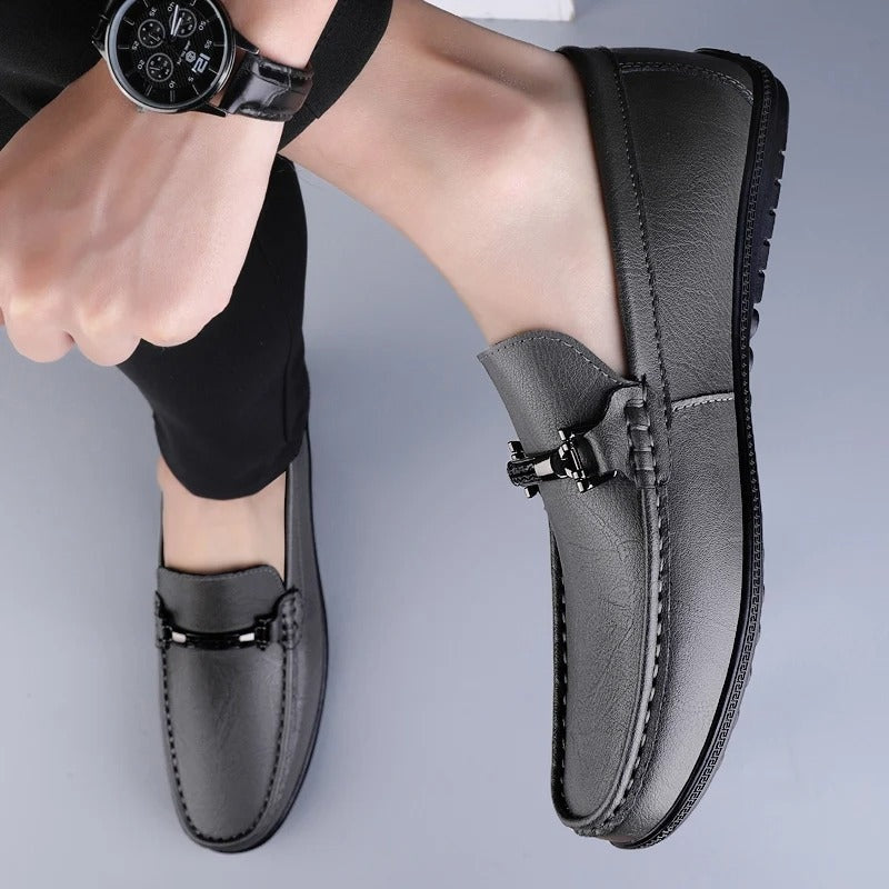 Andrés · Mocasines de cuero con hebilla metálica
