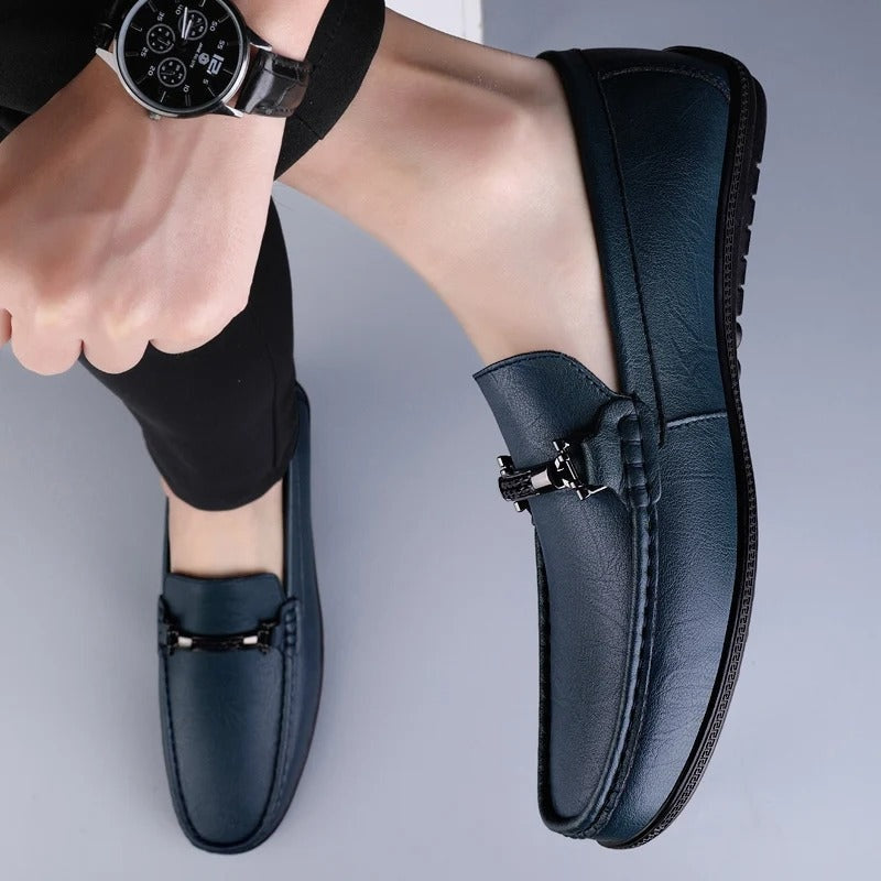 Andrés · Mocasines de cuero con hebilla metálica