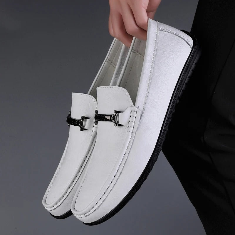 Andrés · Mocasines de cuero con hebilla metálica