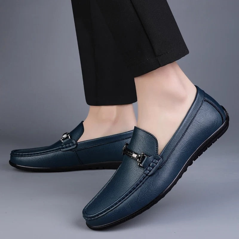 Andrés · Mocasines de cuero con hebilla metálica
