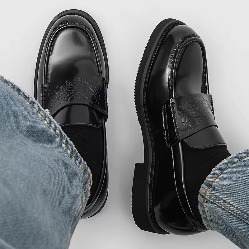 Héctor · Mocasín de cuero clásico con detalle grabado