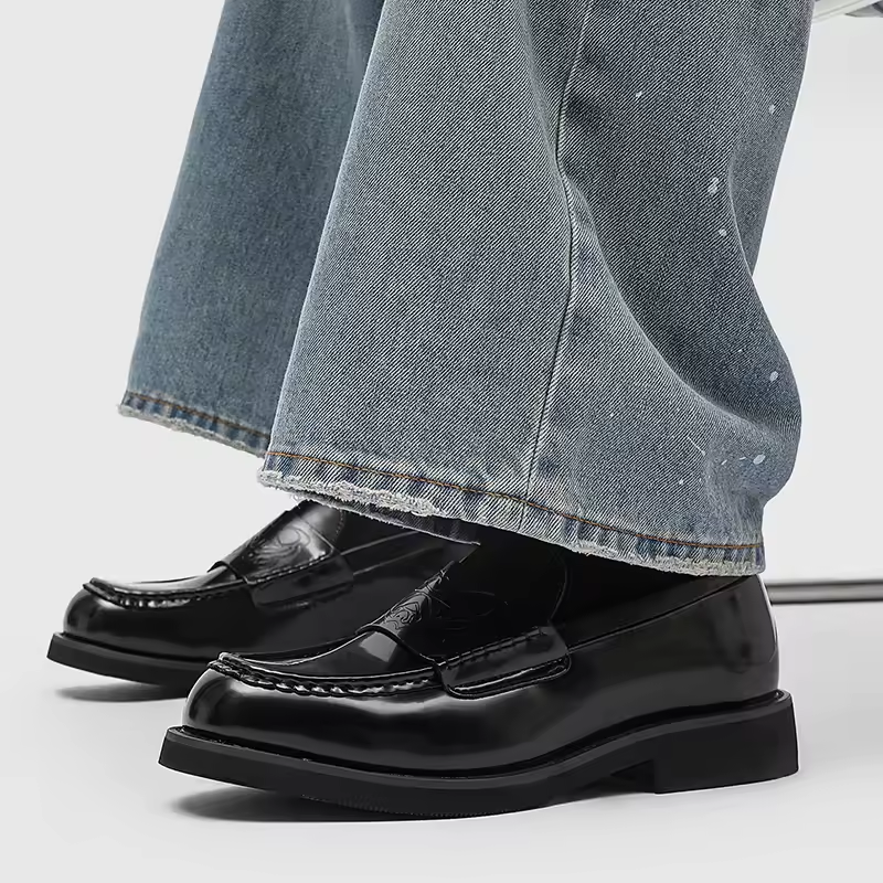 Héctor · Mocasín de cuero clásico con detalle grabado