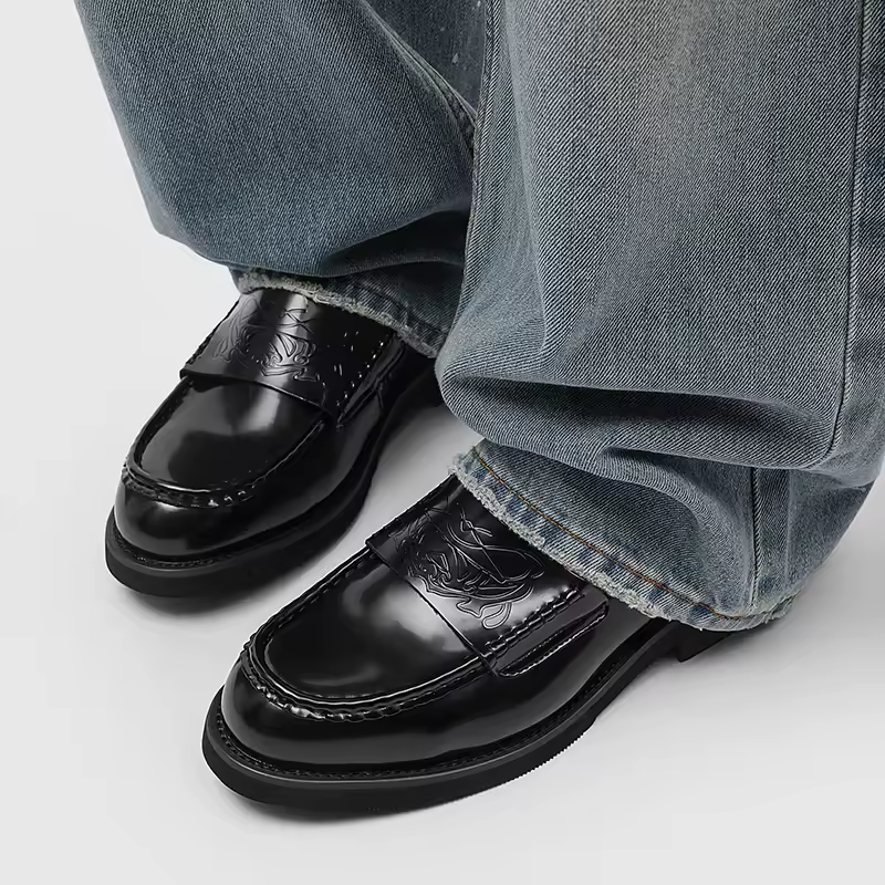 Héctor · Mocasín de cuero clásico con detalle grabado