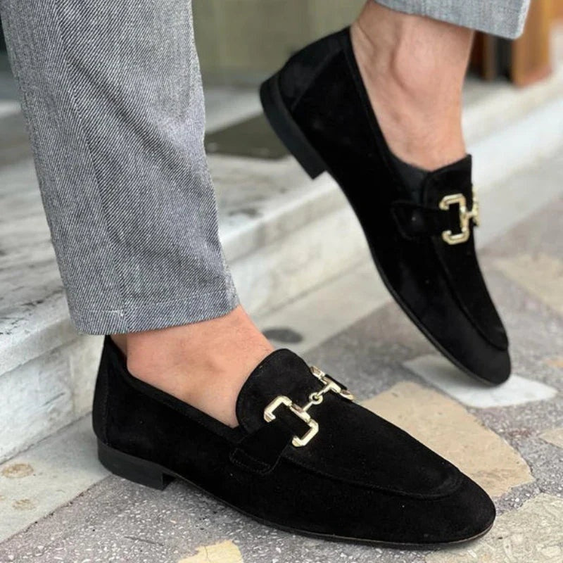 Lucas · Mocasines de ante con hebilla dorada