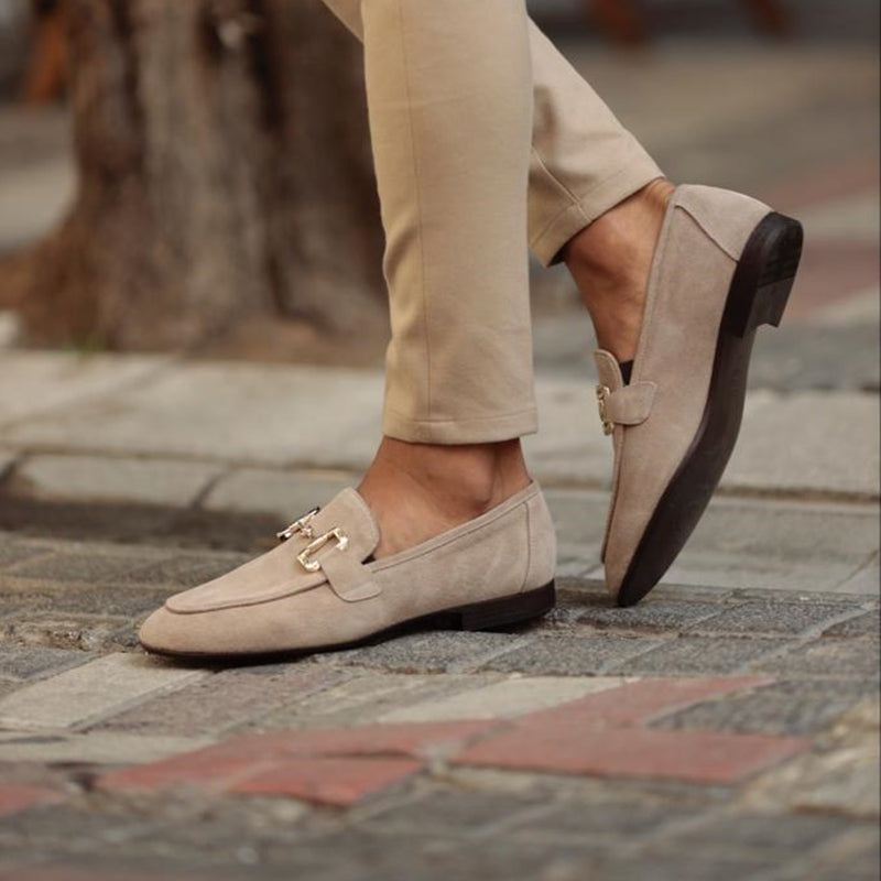 Lucas · Mocasines de ante con hebilla dorada