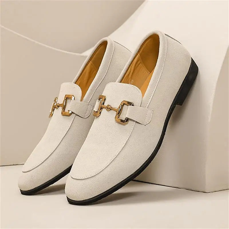 Lucas · Mocasines de ante con hebilla dorada