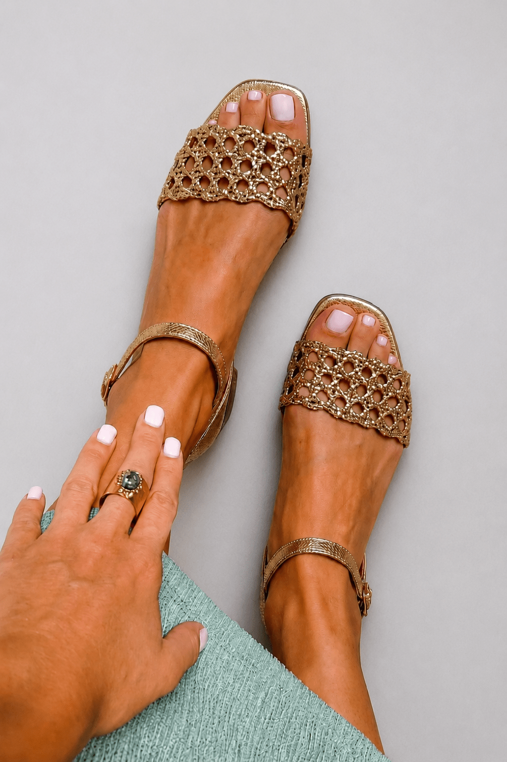 Alondra — Sandalias doradas con encanto estival