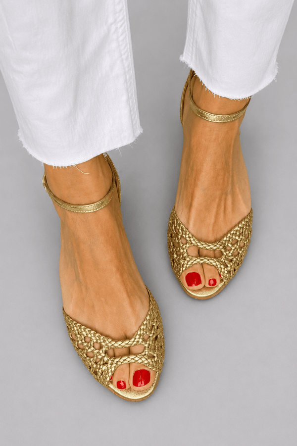 Sandalias doradas trenzadas