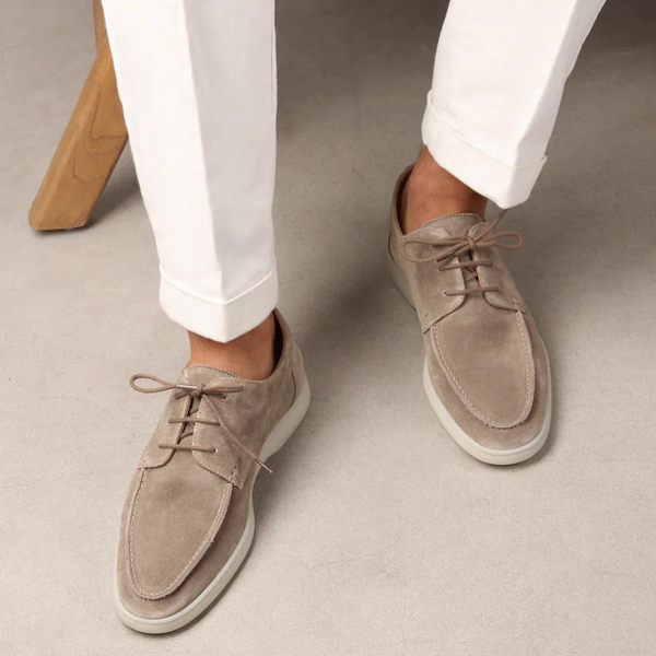 Zapatos de ante con cordones y suela blanca